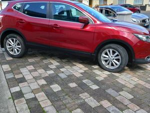 Nissan Qashqai Hatchback, Diesel, 2014, Red