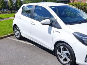 Toyota Yaris Hatchback, Petrol Hybrid, 2015, White