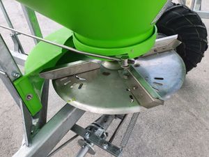 Quad Fertilizer spreaders - Image 4