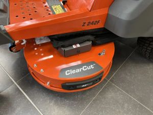 Husqvarna Z242 Zero Turn - Image 4