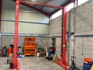 2 Post Lift - Image 4