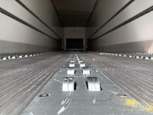 Krone Dry liner with Rollerbed floor Airfreight - Image 2