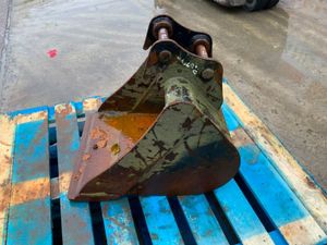 18" MINI DIGGER BUCKET....30mm PINS.......1212/18. - Image 3