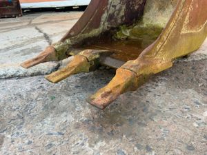 24" TOOTHED BUCKET....65mm PINS......#5/65.. - Image 3