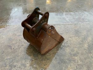 18" DIGGING BUCKET.........45mm PINS.........28mh. - Image 2