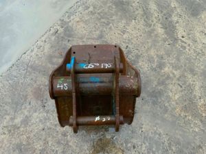 18" DIGGING BUCKET.........45mm PINS.........28mh. - Image 3