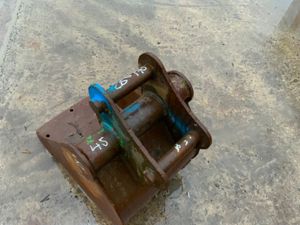 18" DIGGING BUCKET.........45mm PINS.........28mh. - Image 4