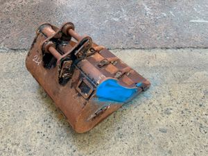 24" MINI DIGGER BUCKET......30mm PINS.......1101. - Image 4