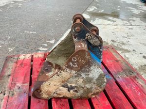 18" MINI DIGGER BUCKET....30mm PINS.....#140. - Image 2