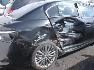 Toyota Avensis 2.0 D-4D Excel, 2016  (Damaged) - Image 2