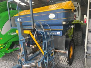 Fertiliser spreader - Image 2