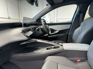 Peugeot 3008 Hybrid Allure  free Service Plan   9 - Image 4