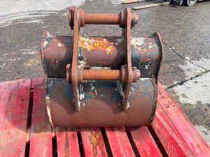 24"  CAT DIGGING BUCKET.......45MM PINS........14 - Image 4