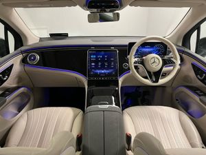 Mercedes-Benz EQS SUV 450  7 Seat AMG - High Spec - Image 4