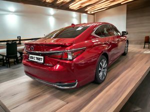 Lexus ES 300h Executive Hybrid Low Mileage - Image 2