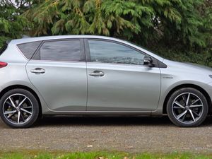 2018 Toyota Auris Hybrid Luna Sport - Image 3