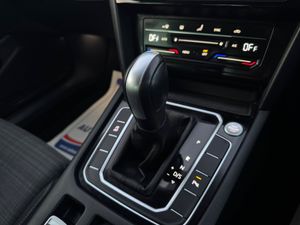 Volkswagen Passat 2022 business auto - Image 2
