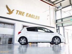 Toyota Yaris HYBRID LUXURY MC 4DR AUTO - Image 3