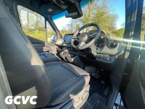 Mercedes-Benz Sprinter 319 MWB Low Roof - Image 4