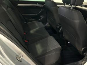 Volkswagen Passat Business 2.0 TDI Manual 6speed - Image 4