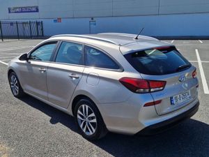 Hyundai i30 I30  Petrol  Deluxe Model  Tourer  Lo - Image 4