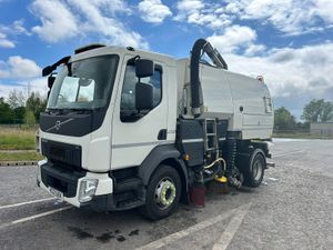 2021 Volvo Johnston Sweeper - Image 3