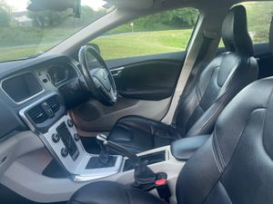 Volvo V40 2015  , black leather,  belt done - Image 4