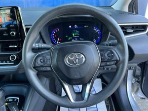 Toyota Corolla LUNA 1.8 HYBRID // ADAPTIVE CRUISE - Image 4