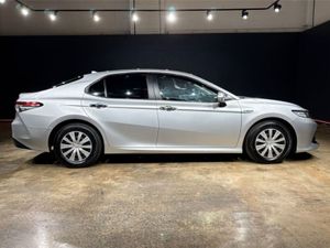 Toyota Camry 2.5 Hybrid - Low Mileage - Alloy Whe - Image 2