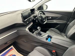 Peugeot 3008 1.2 Allure  family Suv   90 P/W - Image 4