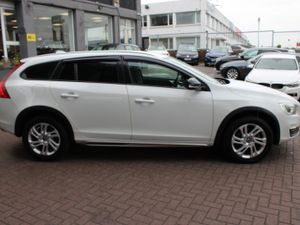 Volvo V60 2.0D4 SE LUXURY PLUS 5DR ESTATE AUTOM - Image 3