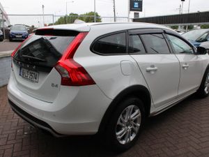 Volvo V60 2.0D4 SE LUXURY PLUS 5DR ESTATE AUTOM - Image 4