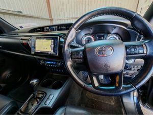 TOYOTA HILUX INVINCIB X D-4D 4WD - Image 4