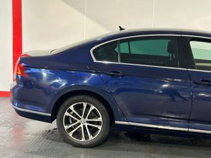 Volkswagen Passat Highline 2.0 TDI Manual 6speed - Image 4