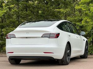 Tesla Model 3 2022 - Image 2