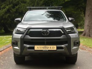 Toyota Hilux Invincible 2.8D Auto with vat CREWCAB - Image 2