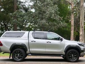 Toyota Hilux Invincible 2.8D Auto with vat CREWCAB - Image 3