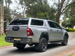 Toyota Hilux Invincible 2.8D Auto with vat CREWCAB - Image 4