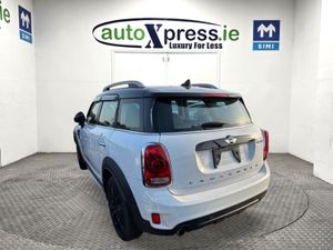 MINI Cooper D Crossover 2.0 Automatic - Image 3