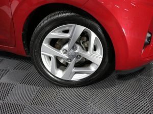 Hyundai i10 Automatic Deluxe 1.0l Petrol Hatchback - Image 3