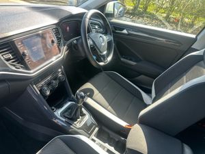 Volkswagen T-Roc Sport 1.0tsi 115HP Manual - Image 3