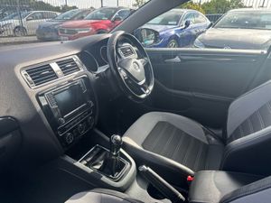 Volkswagen Jetta Highline 2.0tdi 110HP Manual - Image 3