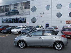 Toyota Auris 2014 - Image 2
