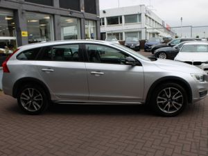 VOLVO V60 2.0D4 CROSSCOUNTRY ESTATE LUXURY PACK - Image 3