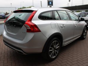 VOLVO V60 2.0D4 CROSSCOUNTRY ESTATE LUXURY PACK - Image 4