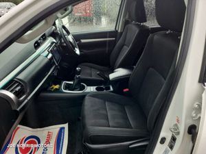 Toyota HiLux Invincible D-4d 4WD Plus Canopy - Image 4