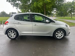PEUGEOT 208 1.2 AUTOMATIC // IRISH CAR - Image 3