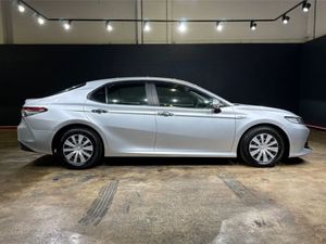 Toyota Camry 2.5 Hybrid Automatic - Reverse Camera - Image 2