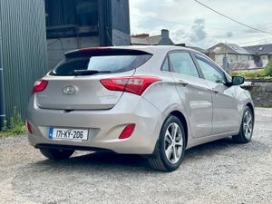 Hyundai i30 2017 one owner car from new - Image 4