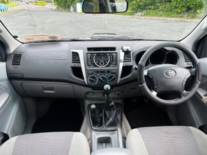 CLEAN TOYOTA HILUX RC 2.5 D4D SR5 DOUBLE CAB 2012 - Image 4